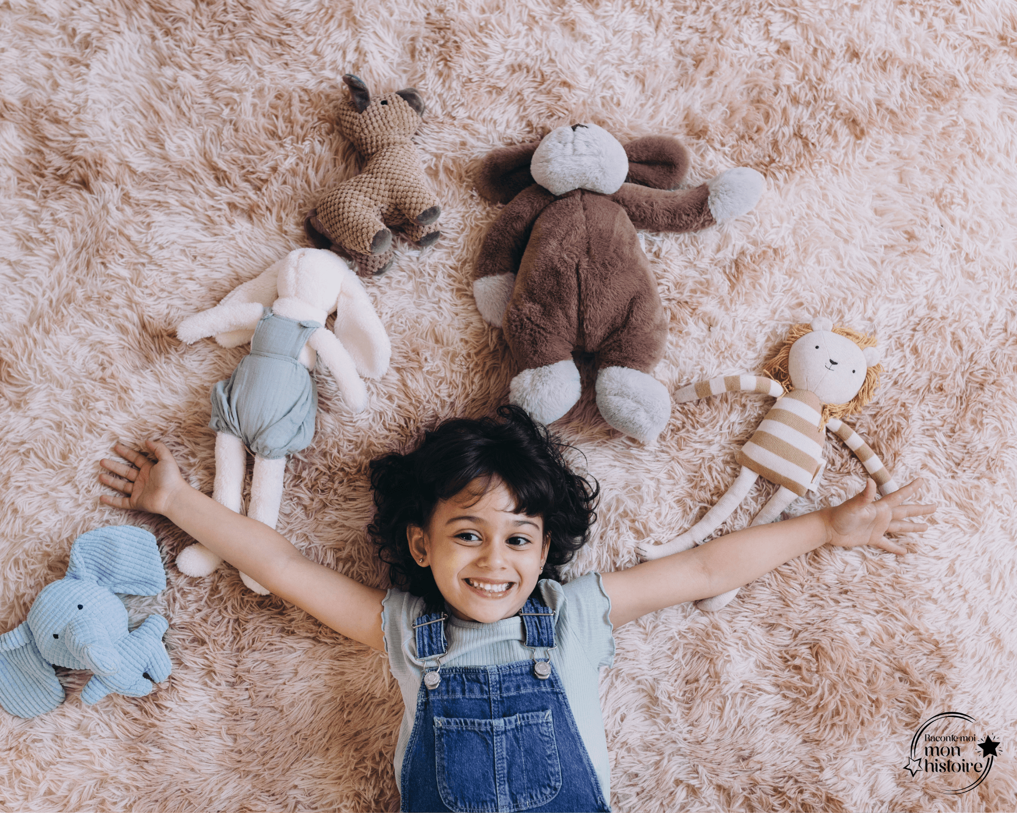 fille joyeuse avec des peluches au dessus d'elle