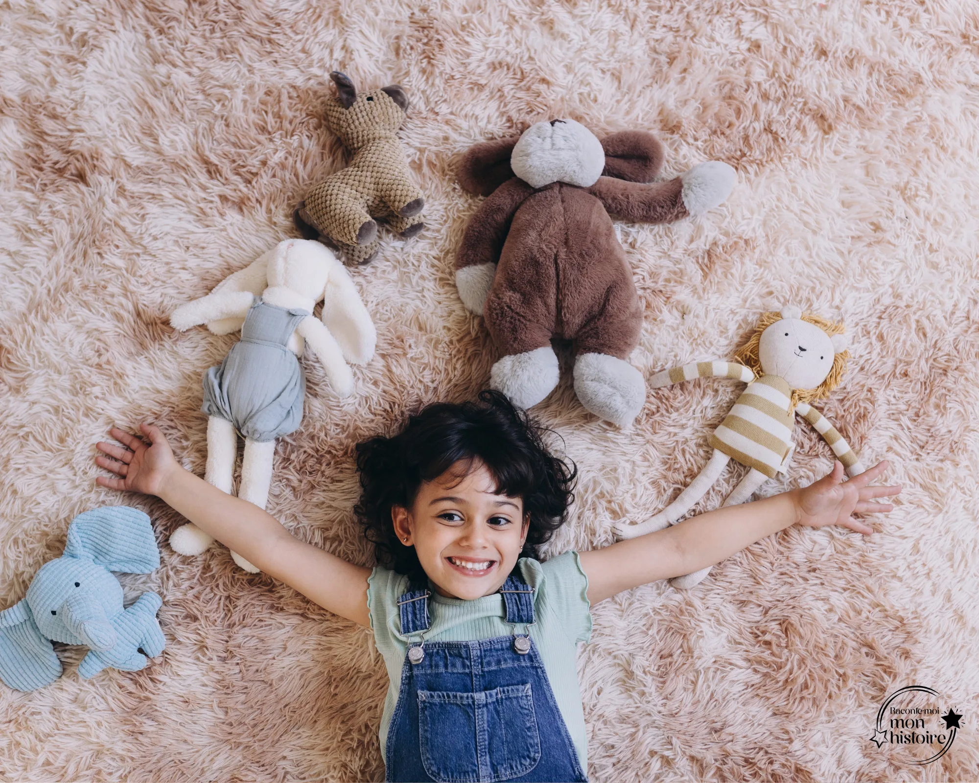 fille joyeuse avec des peluches au dessus d'elle