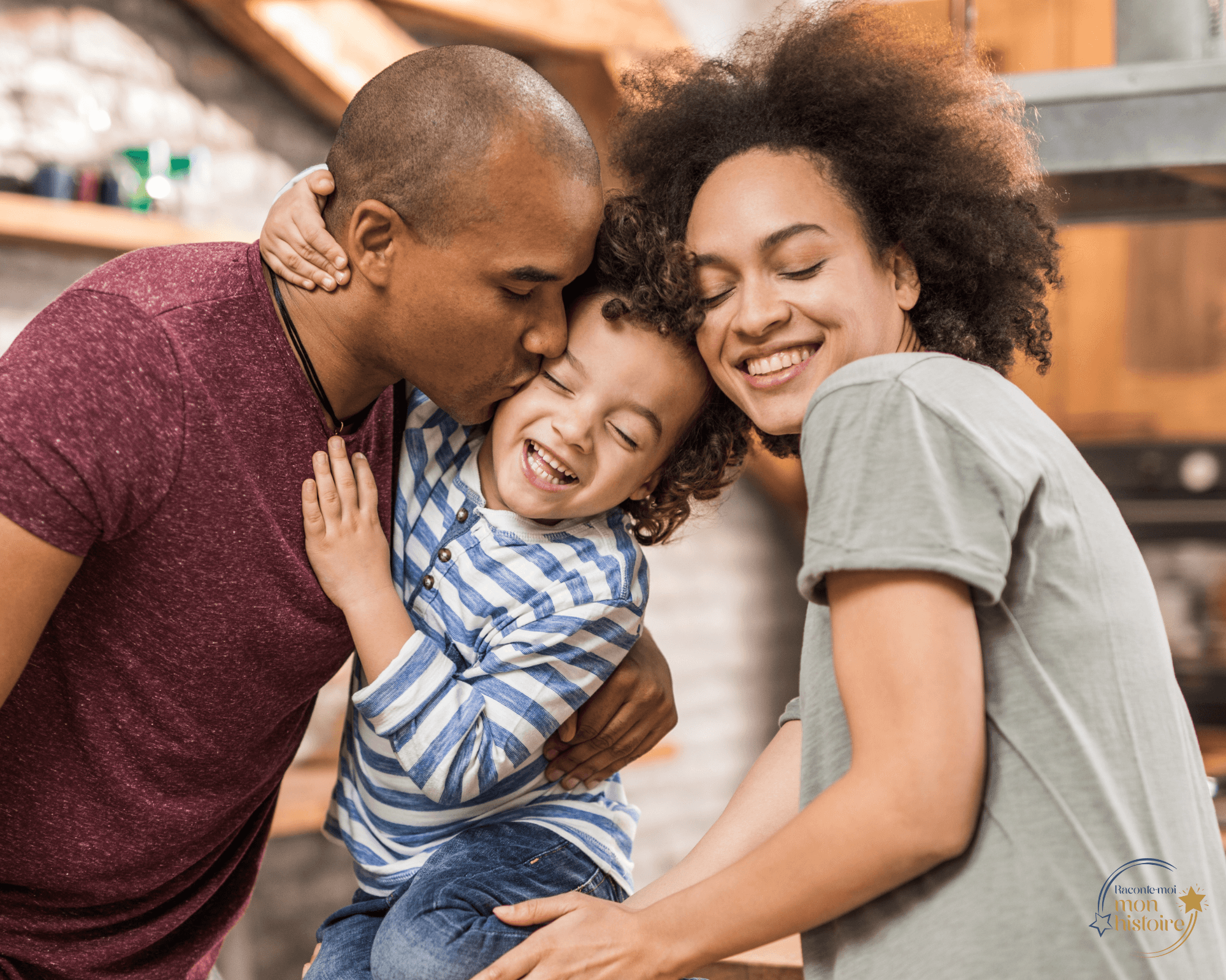 Enfant joyeux dans les bras de ses parents
