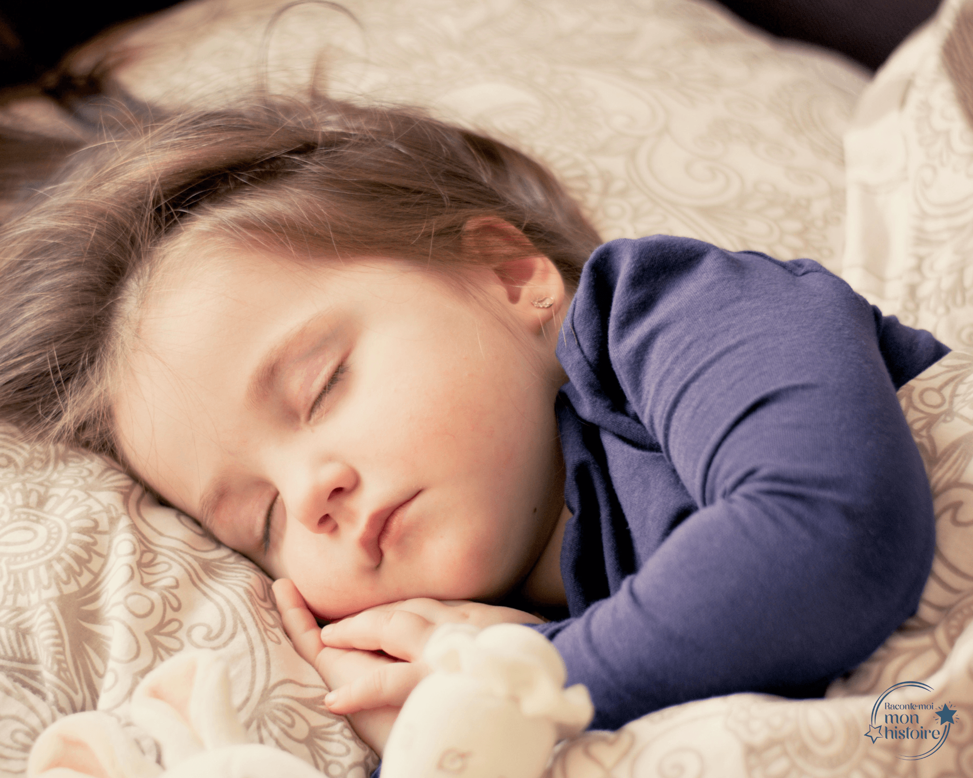 Petite fille qui dort avec son doudou